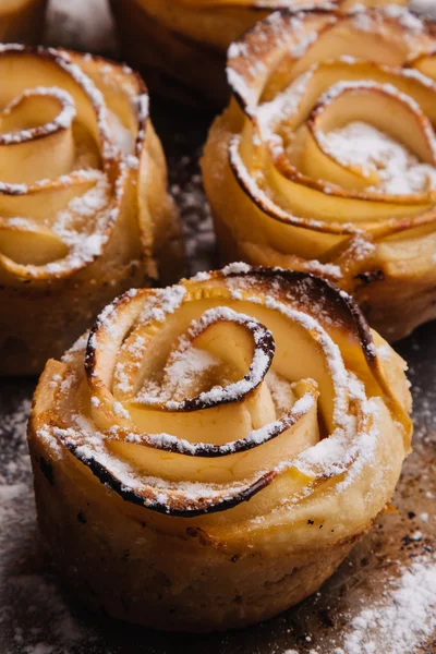 Ciasto francuskie z jabłkami w kształcie róż — Zdjęcie stockowe