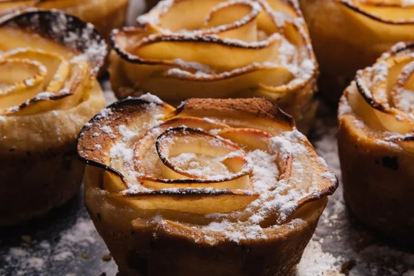 Ciasto francuskie z jabłkami w kształcie róż — Zdjęcie stockowe