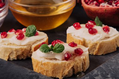 krem peynir ve nar ile ekmek