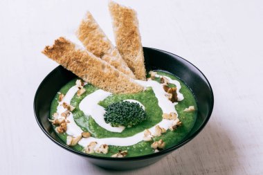 Brokoli kremalı çorba.