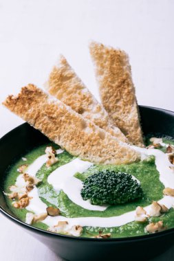 Brokoli kremalı çorba.