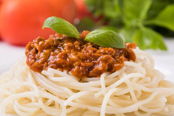 Спагетти болоньезе на белом столе — стоковое фото