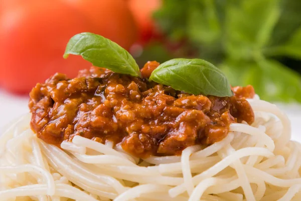 Espaguetis boloñesa sobre mesa blanca — Foto de Stock