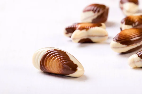Concha de chocolate na mesa branca — Fotografia de Stock
