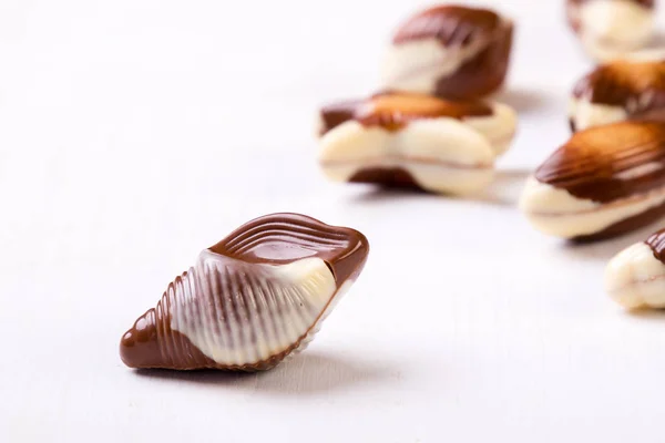 Chocolade schelp op witte tafel — Stockfoto