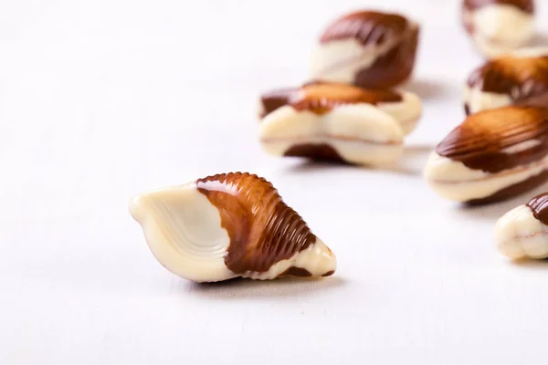 Conchiglia di cioccolato sul tavolo bianco — Foto Stock
