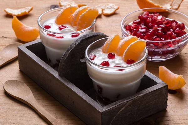 Yogurt con semillas de granada y naranja mandarina — Foto de Stock