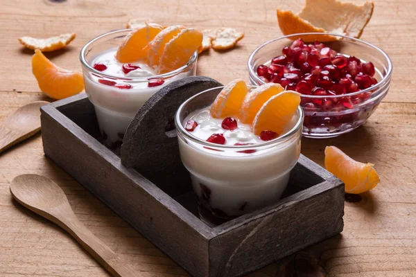 Yogurt con semi di melograno e arancia mandarina — Foto Stock