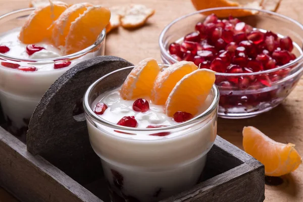 Yogurt con semillas de granada y naranja mandarina — Foto de Stock