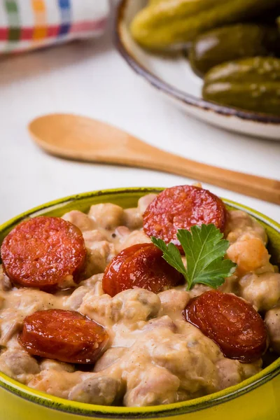 Guisado de feijão com salsicha — Fotografia de Stock