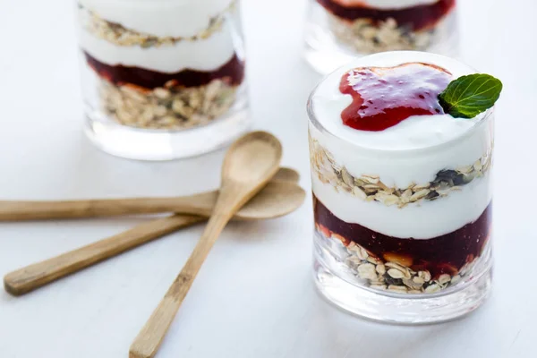 Gesundes Joghurt-Parfait — Stockfoto