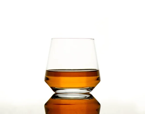 Whisky en tabel reflectante — Foto de Stock