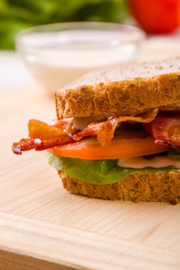 salamlı sandviç ahşap tablo