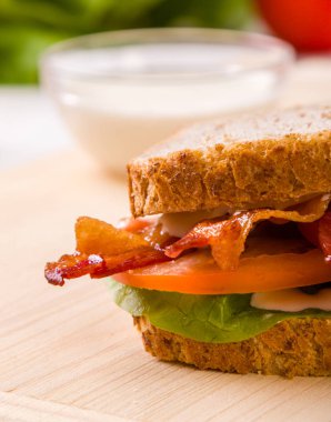 salamlı sandviç ahşap tablo