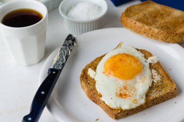 kadar yumurta güneşli tarafı ile tost