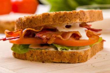 salamlı sandviç ahşap tablo