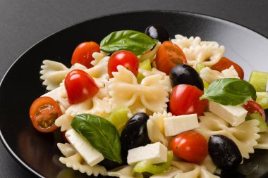 Farfalle salata siyah plaka üzerinde