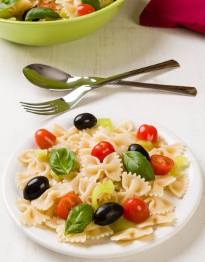 Beyaz masa salataya Farfalle