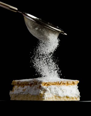 Kremalı pasta puf böreği katmanları ile