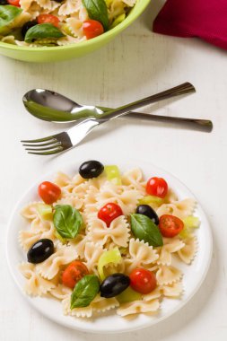 Beyaz masa salataya Farfalle