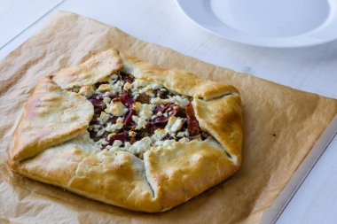 Galette'ye mantar, sosis ve peynir ile