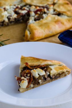 Galette'ye mantar, sosis ve peynir ile