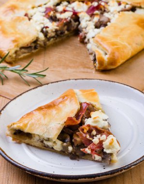 Galette'ye mantar, sosis ve peynir ile