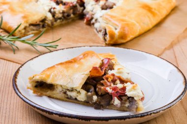 Galette'ye mantar, sosis ve peynir ile