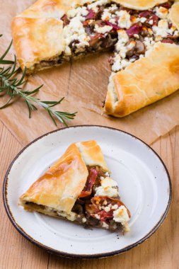 Galette'ye mantar, sosis ve peynir ile