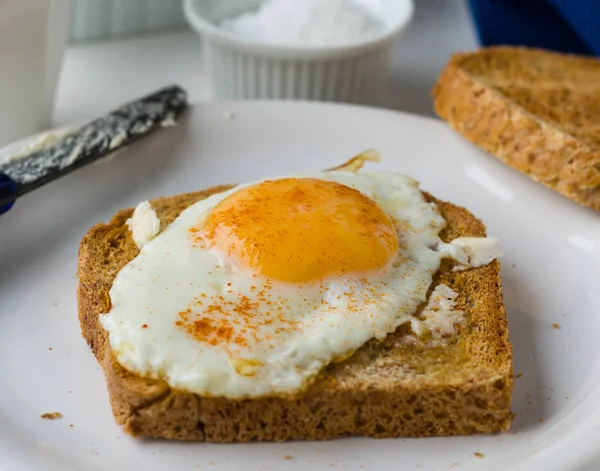 Tostadas con huevo lado soleado hacia arriba — Foto de Stock