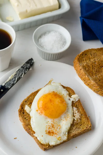 Toast cu ou cu partea însorită în sus — Fotografie, imagine de stoc