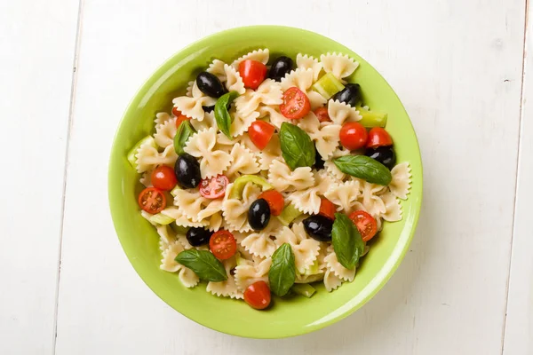 Ensalada de farfalle en la mesa blanca — Foto de Stock