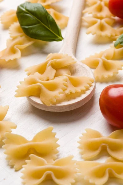 Farfalle crua macarrão laço — Fotografia de Stock