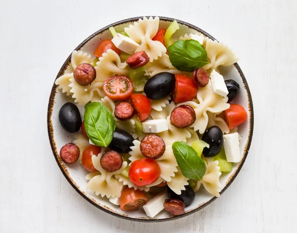 Ensalada de farfalle en la mesa blanca — Foto de Stock