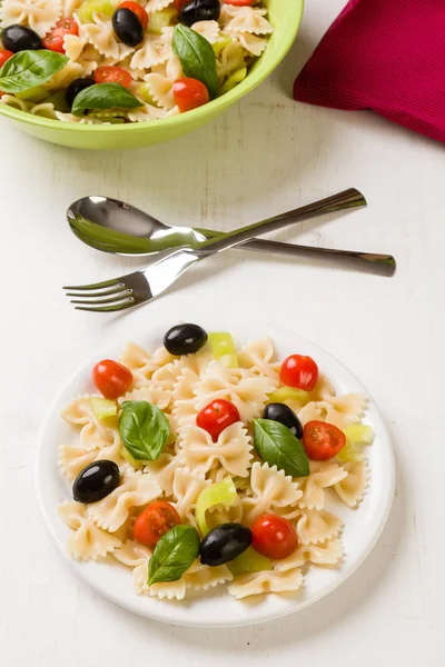 Ensalada de farfalle en la mesa blanca — Foto de Stock