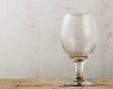 Boş bira bardağı.
