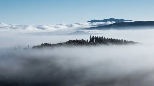 Paisagem montanhosa com nevoeiro — Fotografia de Stock