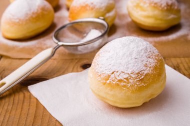 toz şeker ile ev yapımı çörek