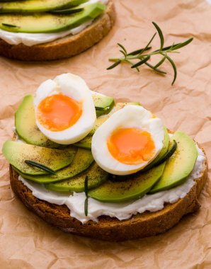 yumurta ve avokado sandviç