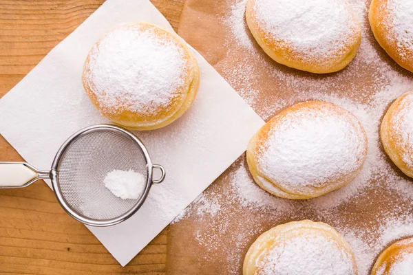 Toz şeker ile ev yapımı çörek — Stok fotoğraf