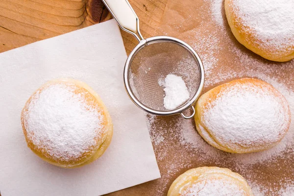 Toz şeker ile ev yapımı çörek — Stok fotoğraf