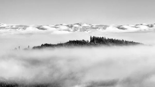 Paisagem montanhosa com nevoeiro — Fotografia de Stock