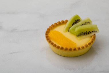 kivi ve turuncu ile tart