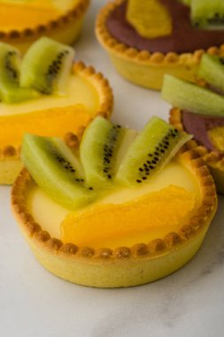 kivi ve turuncu ile tart