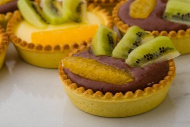 kivi ve turuncu ile Çikolatalı tart 