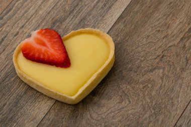 Kalp şekli vanilyalı tart 