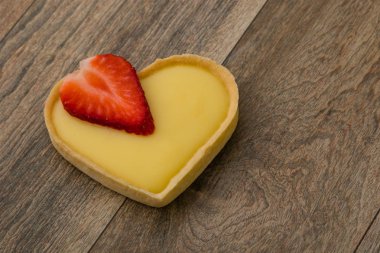 Kalp şekli vanilyalı tart 