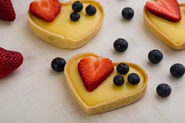 Kalp şekli vanilyalı tart 