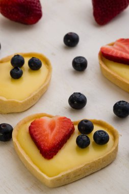 Kalp şekli vanilyalı tart 