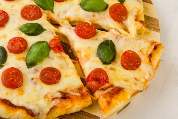 Pizza fresca margherita — Fotografia de Stock